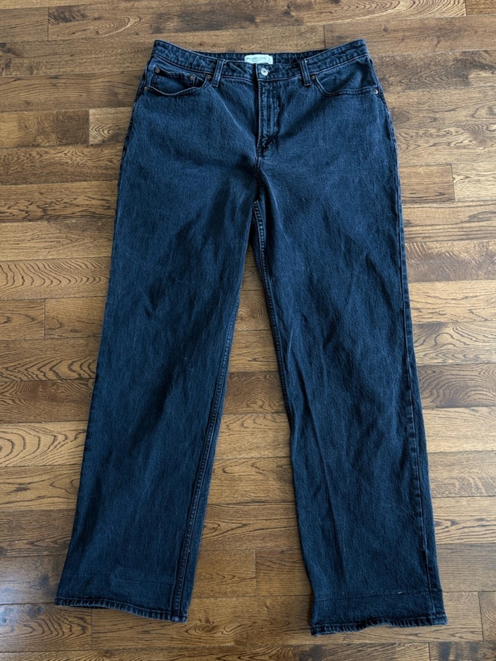 Abercrombie & Fitch The 90s Relaxed Jean High Rise in Black Size 33/16L